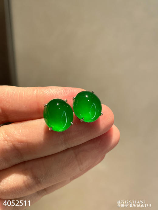 老坑玻璃种帝王绿蛋面耳钉【4052511】具体价格微信咨询 商品图2