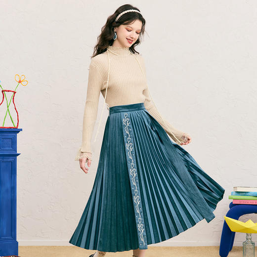 两三事载香史册2024冬季新款法式绣花丝绒百褶裙高腰半身裙 商品图1