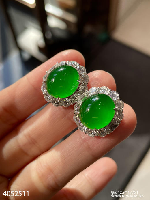 老坑玻璃种帝王绿蛋面耳钉【4052511】具体价格微信咨询 商品图3