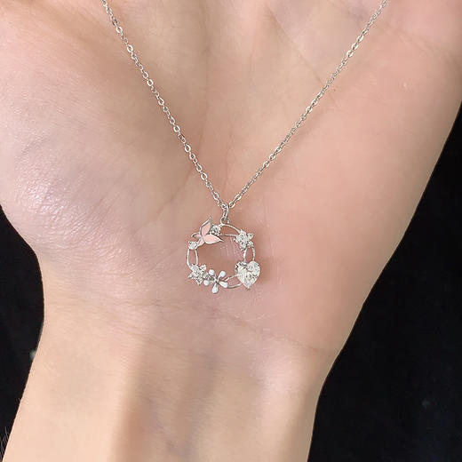 卡蒂罗/KADER 心花蝶舞项链 蝴蝶造型圣诞花环设计轻奢小众锁骨链 温柔百搭秋冬穿搭吸睛吊坠 925银 送女友 商品图4