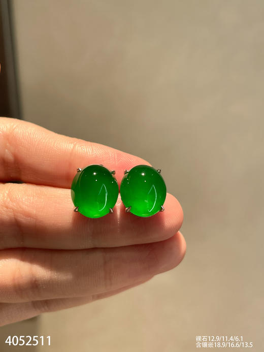 老坑玻璃种帝王绿蛋面耳钉【4052511】具体价格微信咨询 商品图0