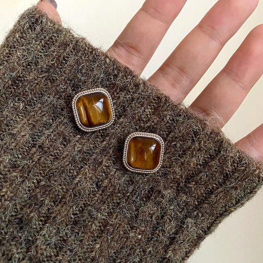 Oflye潮流饰品  虎眼石复古大气秋冬美拉德咖方形银针耳钉高级感耳饰 商品图1