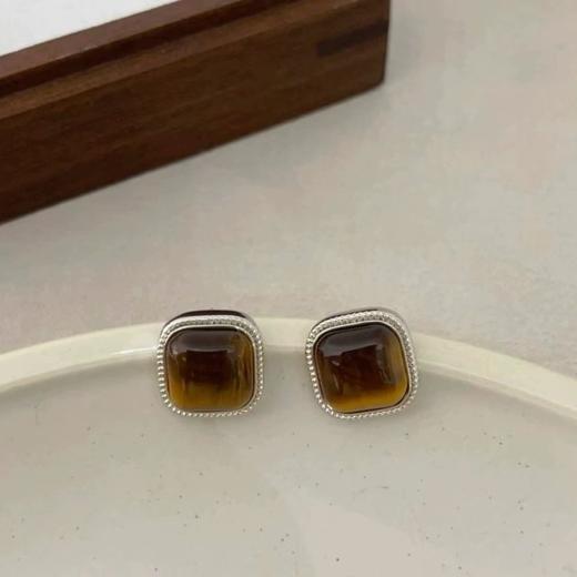 Oflye潮流饰品  虎眼石复古大气秋冬美拉德咖方形银针耳钉高级感耳饰 商品图3