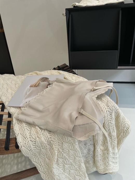 老米优品🎈3-5天。法式浪漫~《枝叶磨毛自带胸垫吊带》V领花边蕾丝 ，独特落叶设计~ 可以很好提升穿搭的精致度！DD241107A 商品图10