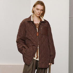 金色驼绒菱形格绗棉双开拉链小欧包百搭棉服 打破型格与面料之间的界限 百搭经典 oversize衬衫型薄棉服 H大廓形 微落肩+过臀衣长 精致减龄娃娃领