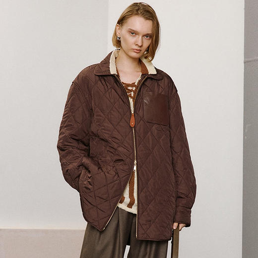 金色驼绒菱形格绗棉双开拉链小欧包百搭棉服 打破型格与面料之间的界限 百搭经典 oversize衬衫型薄棉服 H大廓形 微落肩+过臀衣长 精致减龄娃娃领 商品图0