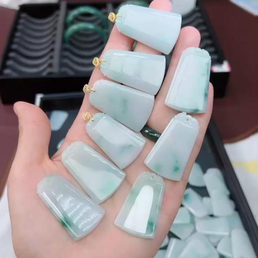 玉美人菲菲/18K翡翠梯形无事牌吊坠/多样性发一 商品图0