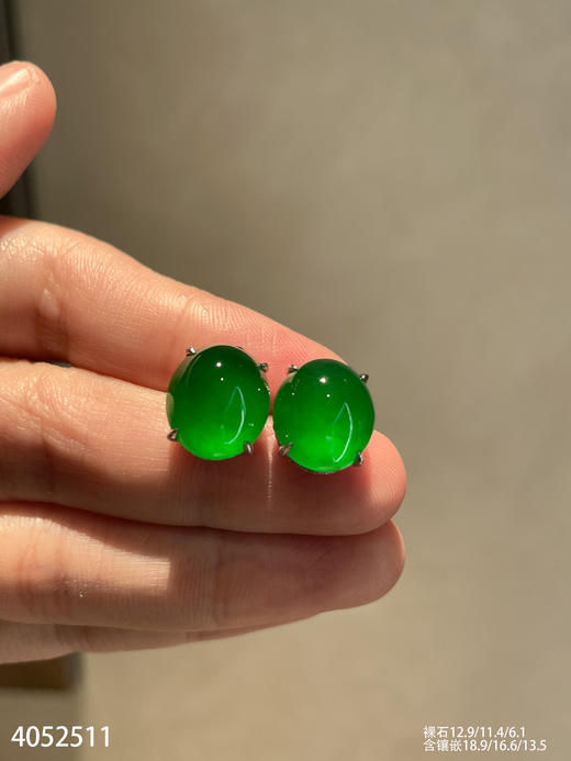 老坑玻璃种帝王绿蛋面耳钉【4052511】具体价格微信咨询 商品图1