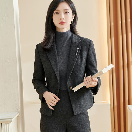 剩S/M/XXL 米思阳2025冬季新款通勤高级感细羊毛西装腰带一粒扣短款外套女厚
3278 商品图0