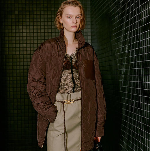 金色驼绒菱形格绗棉双开拉链小欧包百搭棉服 打破型格与面料之间的界限 百搭经典 oversize衬衫型薄棉服 H大廓形 微落肩+过臀衣长 精致减龄娃娃领 商品图5