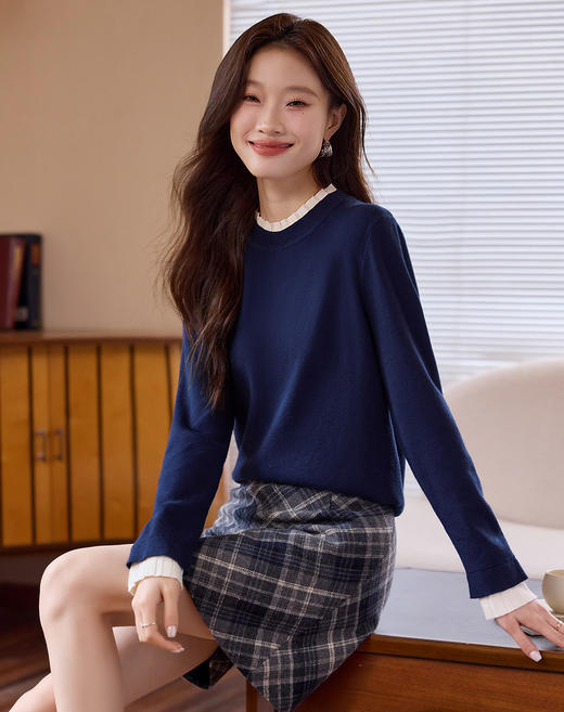 【专属特价】熙世界2025秋冬新款撞色木耳边圆领打底针织衫女长袖灰色软糯毛衣 商品图6