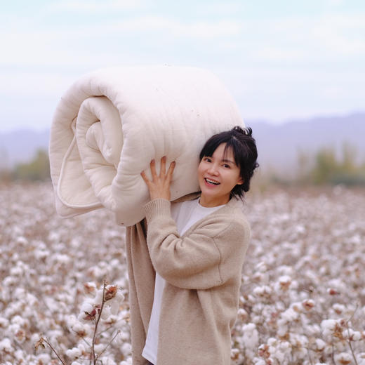 【换季必备】【奕虹新疆行】【正宗新疆棉花被】有着阳光味道的棉花被，采用南疆手采棉花，蓬松的纤维感，云朵般轻柔 商品图1
