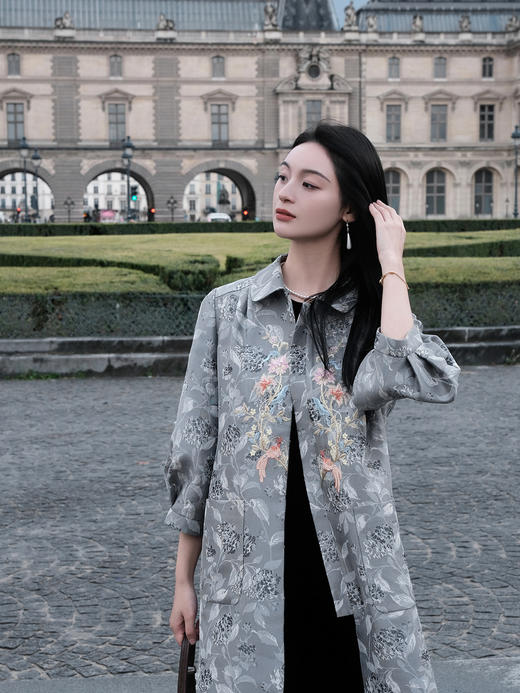 东方境X郭培| 凤栖梧灰色提花刺绣风衣 商品图9