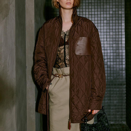 金色驼绒菱形格绗棉双开拉链小欧包百搭棉服 打破型格与面料之间的界限 百搭经典 oversize衬衫型薄棉服 H大廓形 微落肩+过臀衣长 精致减龄娃娃领 商品图3