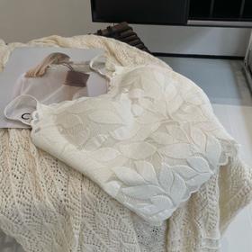 老米优品🎈3-5天。法式浪漫~《枝叶磨毛自带胸垫吊带》V领花边蕾丝 ，独特落叶设计~ 可以很好提升穿搭的精致度！DD241107A