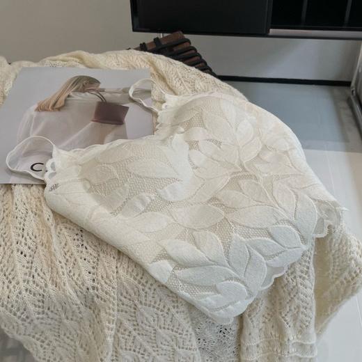 老米优品🎈3-5天。法式浪漫~《枝叶磨毛自带胸垫吊带》V领花边蕾丝 ，独特落叶设计~ 可以很好提升穿搭的精致度！DD241107A 商品图0