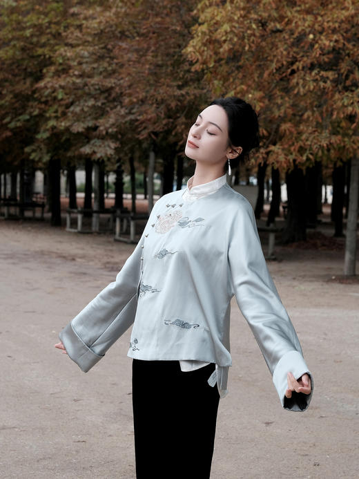 东方境X郭培| 团龙祥云真丝刺绣新中式外套-蓝色 商品图10