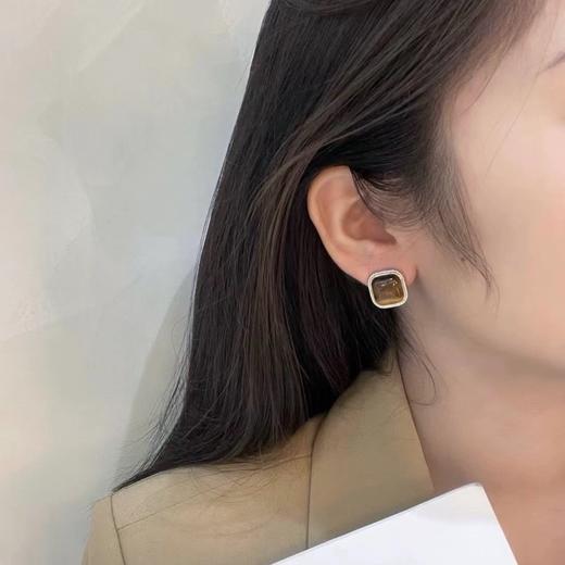 Oflye潮流饰品  虎眼石复古大气秋冬美拉德咖方形银针耳钉高级感耳饰 商品图2