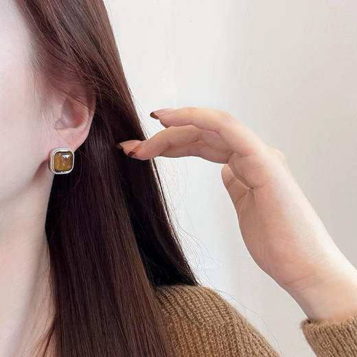 Oflye潮流饰品  虎眼石复古大气秋冬美拉德咖方形银针耳钉高级感耳饰 商品图4