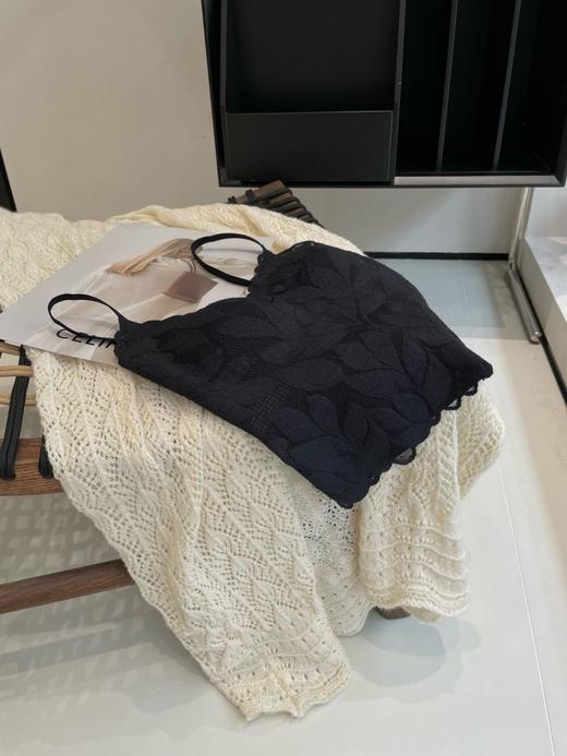 老米优品🎈3-5天。法式浪漫~《枝叶磨毛自带胸垫吊带》V领花边蕾丝 ，独特落叶设计~ 可以很好提升穿搭的精致度！DD241107A 商品图5