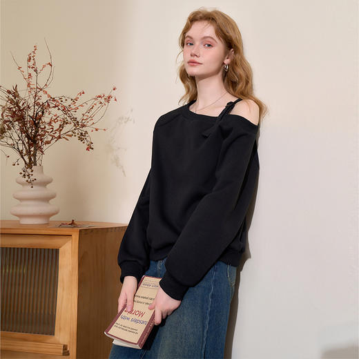 西遇黑色斜肩卫衣女新款袖口收束罗纹设计宽松长袖上衣14342967 商品图3