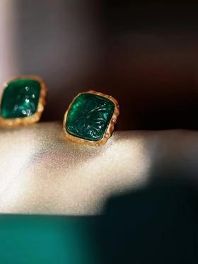 金角湾的夏天 | 复古雕花祖母绿耳钉