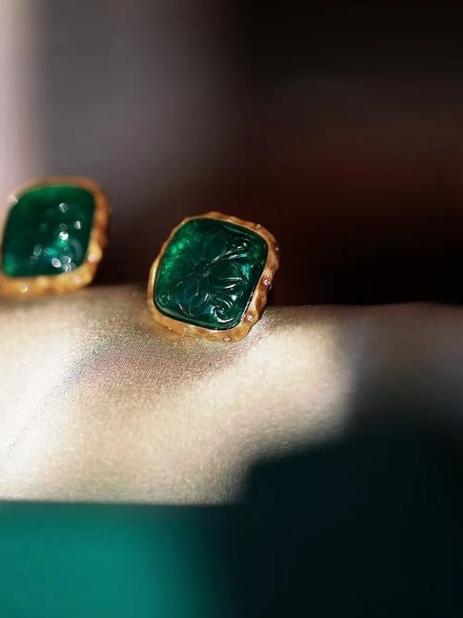 金角湾的夏天 | 复古雕花祖母绿耳钉 商品图0