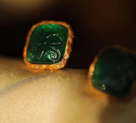 金角湾的夏天 | 复古雕花祖母绿耳钉 商品图1