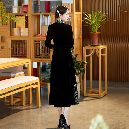绣花金丝绒奥黛改良旗袍2024新款春秋新中式国风复古长袖连衣裙SC13682 商品图3