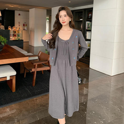 奢姿大码女装2025秋季减龄绣花胖妹妹针织加吊带连衣裙两件套装9843969005 商品图0