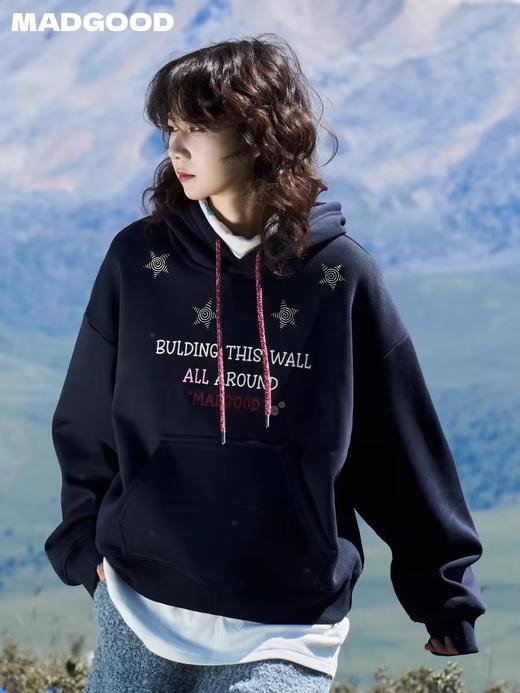 马得工地/MDGDWY244372/复古标语印花短款卫衣 商品图1