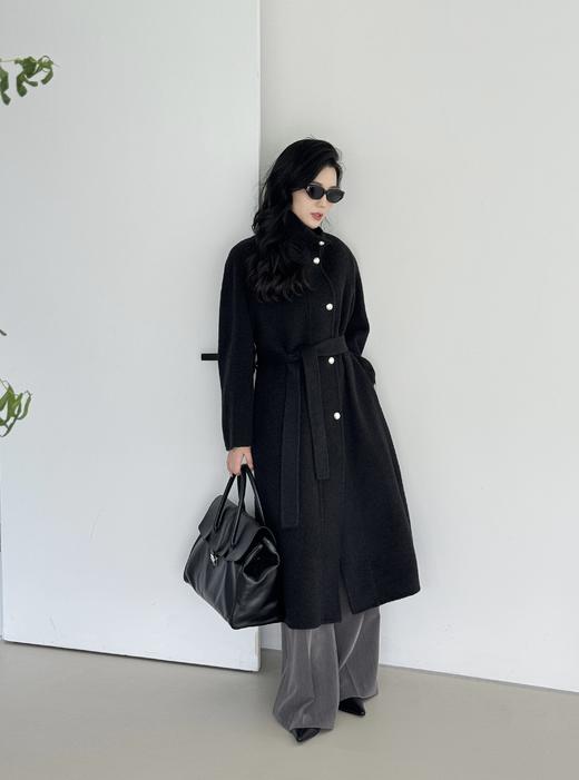 重磅好货❗️高奢定制品质，韩国OBZEE最新款小立领重工长款羊毛大衣，官网售价💰折合人民币2W+。 ✅100%优质羊毛，✅纯手工缝制，长款衣身用料超扎实，上身整身温润贵气感，穿出来就是贵太太气质 商品图1