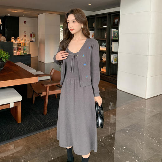 奢姿大码女装2025秋季减龄绣花胖妹妹针织加吊带连衣裙两件套装9843969005 商品图2