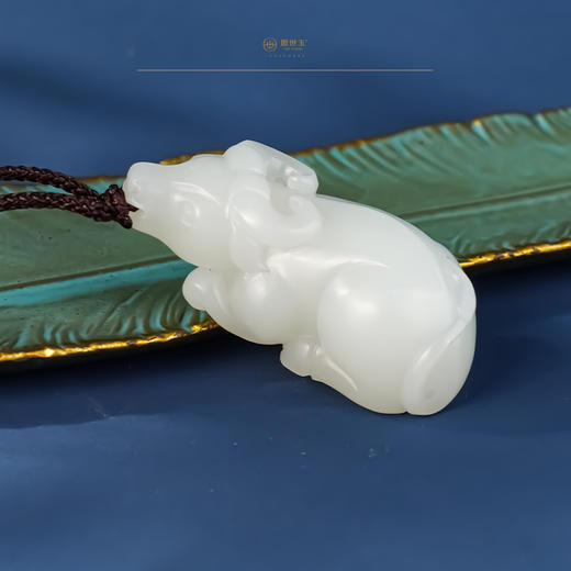 新疆国玉盟世玉和田玉挂件 范同生老师作品 静逸祥牛 商品图2