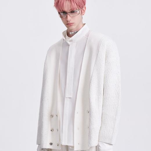 启世录TIWILLTANG“凌际爵耀”新中式双排扣针织 商品图1