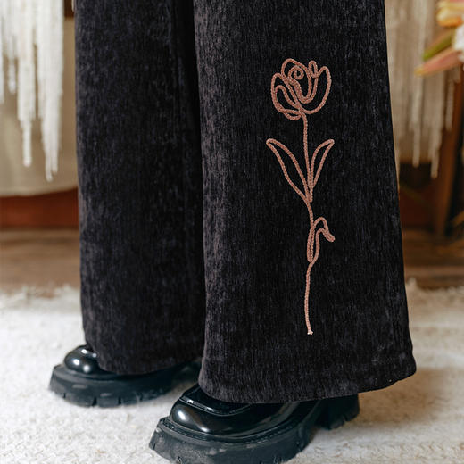 两三事流光秀色2024冬季新款复古玫瑰绣花喇叭休闲裤女配花朵腰绳 商品图2