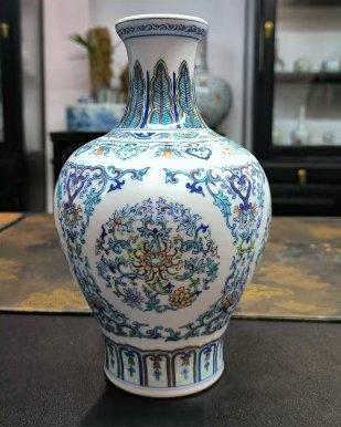 青花斗彩团花纹赏瓶 商品图0