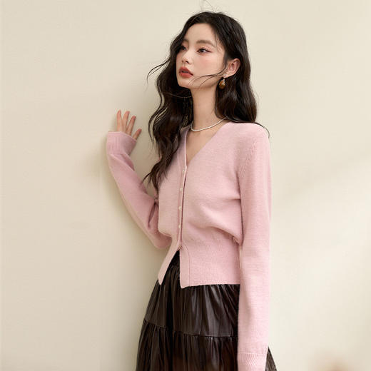 法式浪漫复古藕粉色针织衫女弹力V领单排珍珠扣上衣V3742600 商品图3