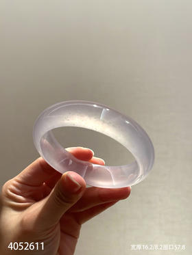 4052611，手镯，圈口57.8。具体价格微信咨询