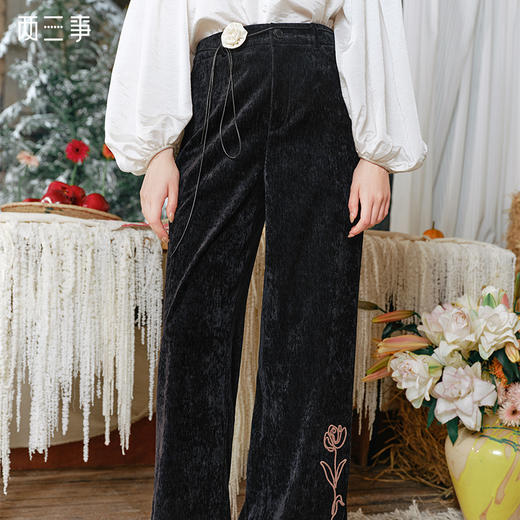 两三事流光秀色2024冬季新款复古玫瑰绣花喇叭休闲裤女配花朵腰绳 商品图0