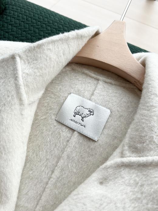 重磅好货❗️高奢定制品质，韩国OBZEE最新款小立领重工长款羊毛大衣，官网售价💰折合人民币2W+。 ✅100%优质羊毛，✅纯手工缝制，长款衣身用料超扎实，上身整身温润贵气感，穿出来就是贵太太气质 商品图8