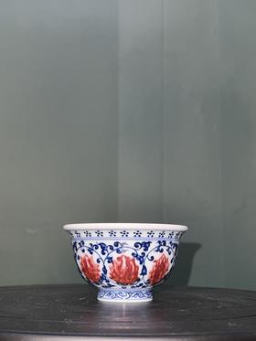 青花釉里红缠枝莲压手杯