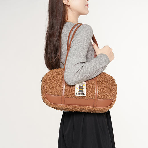 大英博物馆 盖亚·安德森猫和她的朋友们系列 羊羔毛枕头包 毛绒单肩包 棕色 商品图1