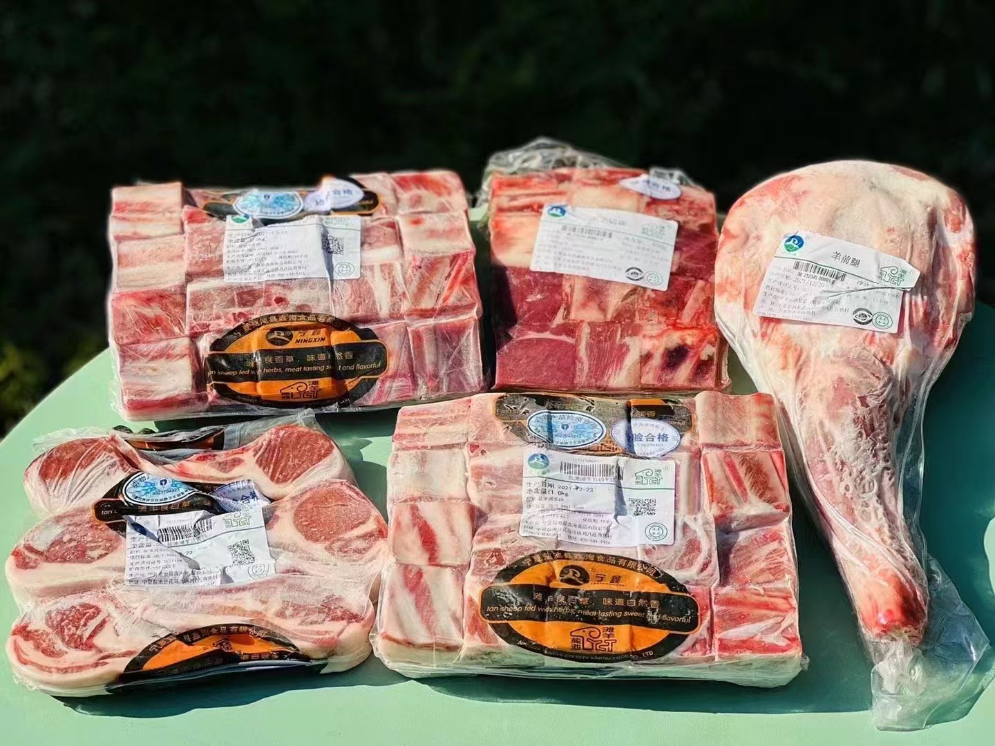 宁夏盐池滩羊  |  数九寒冬，羊肉是进补食材，独特的环境与养殖方式造就了超群的品质，深受各路顶流和老饕们的喜爱！