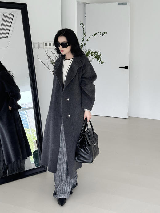 重磅好货❗️高奢定制品质，韩国OBZEE最新款小立领重工长款羊毛大衣，官网售价💰折合人民币2W+。 ✅100%优质羊毛，✅纯手工缝制，长款衣身用料超扎实，上身整身温润贵气感，穿出来就是贵太太气质 商品图0