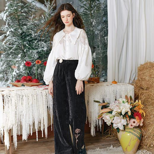 两三事流光秀色2024冬季新款复古玫瑰绣花喇叭休闲裤女配花朵腰绳 商品图1