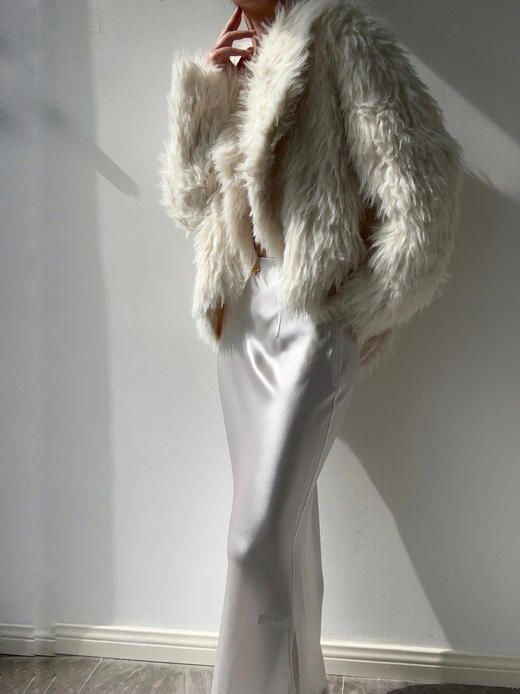SIJIA｜弧形下摆皮草外套 [ 白 AW2449 ] 商品图1