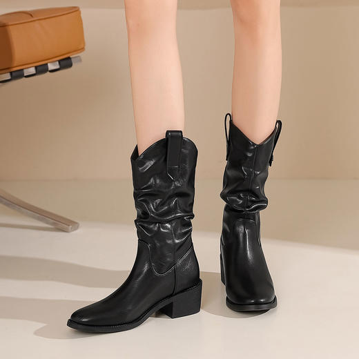 西村名物2024秋冬新款复古英伦风尖头粗跟褶皱美拉德中筒靴女T24DC46871 商品图3