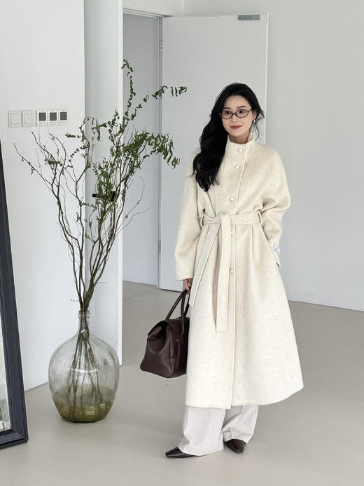 重磅好货❗️高奢定制品质，韩国OBZEE最新款小立领重工长款羊毛大衣，官网售价💰折合人民币2W+。 ✅100%优质羊毛，✅纯手工缝制，长款衣身用料超扎实，上身整身温润贵气感，穿出来就是贵太太气质 商品图3