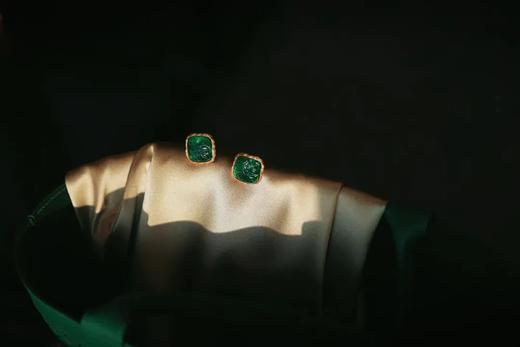 金角湾的夏天 | 复古雕花祖母绿耳钉 商品图2